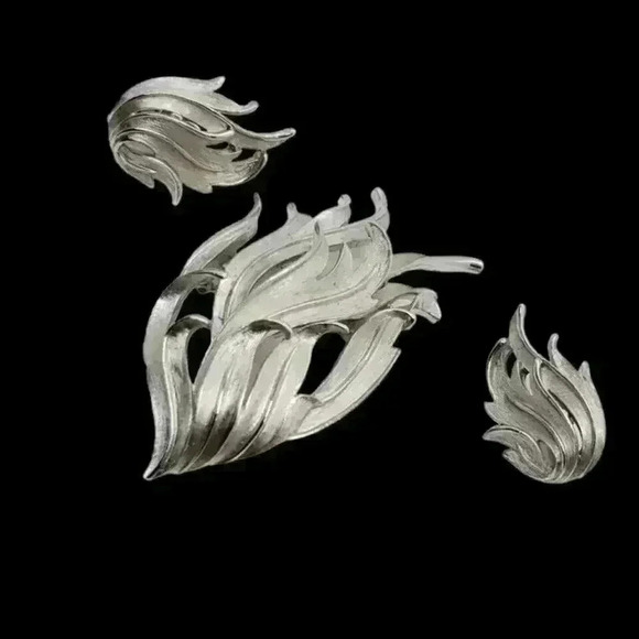 Vintage Crown Trifari Leaf Brooch Earrings Orig Set Silver Rare - Picture 1 of 11